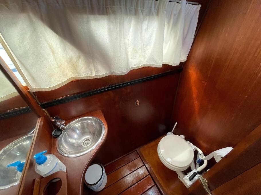 Отель Barco Acogedor - Cosy Boat - Барселона Экстерьер фото